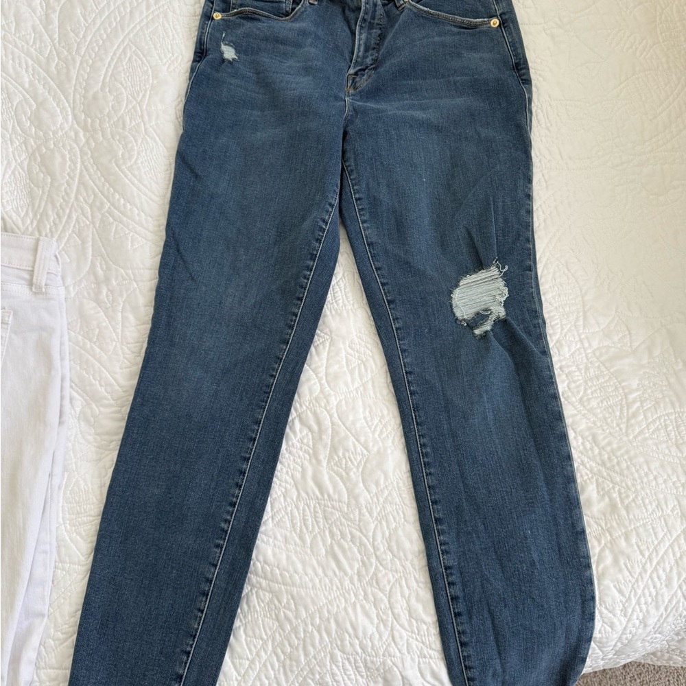 Good American Blue Skinny Jeans with Distressed Detail